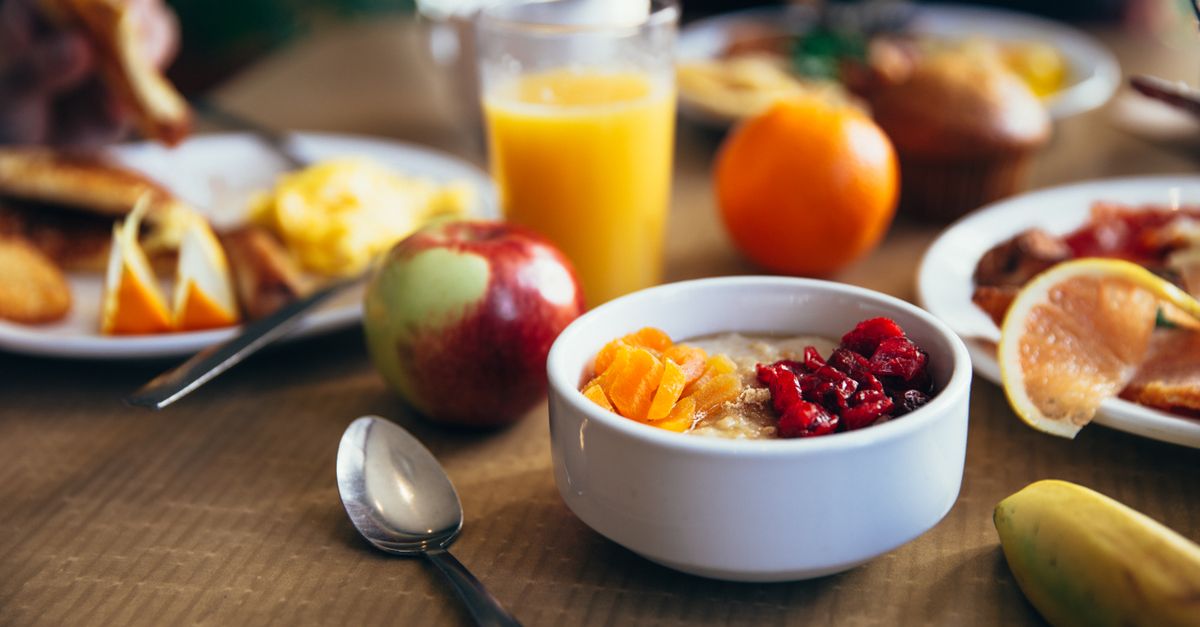 Delicious breakfast with fruits, oatmeal, and juice, ideal for a healthy start.